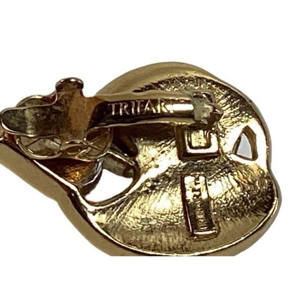 Trifari TM Gold Tone Clip On Earrings with Black Enamel Leaves Faux Pearl Vtg - Picture 5 of 5